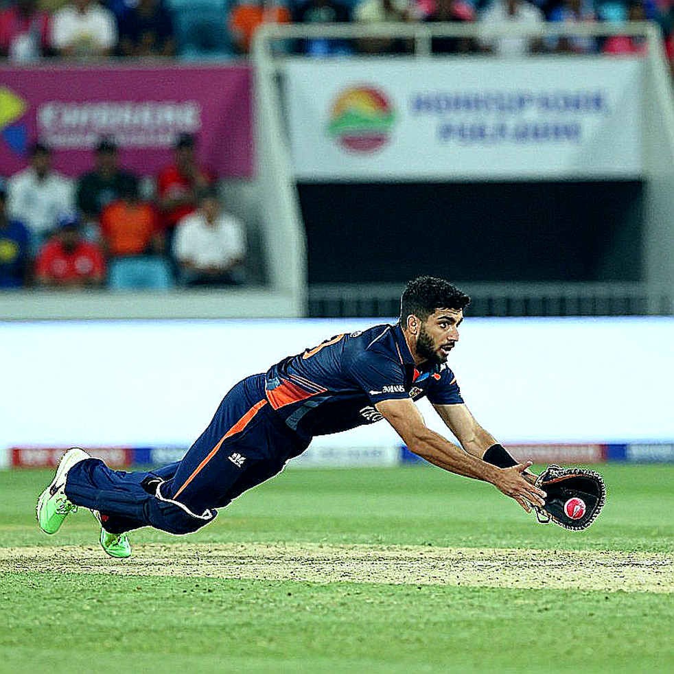 Fifteen Seconds at the Auction: Who Really Sets the Price in Asian Cricket's Market?
