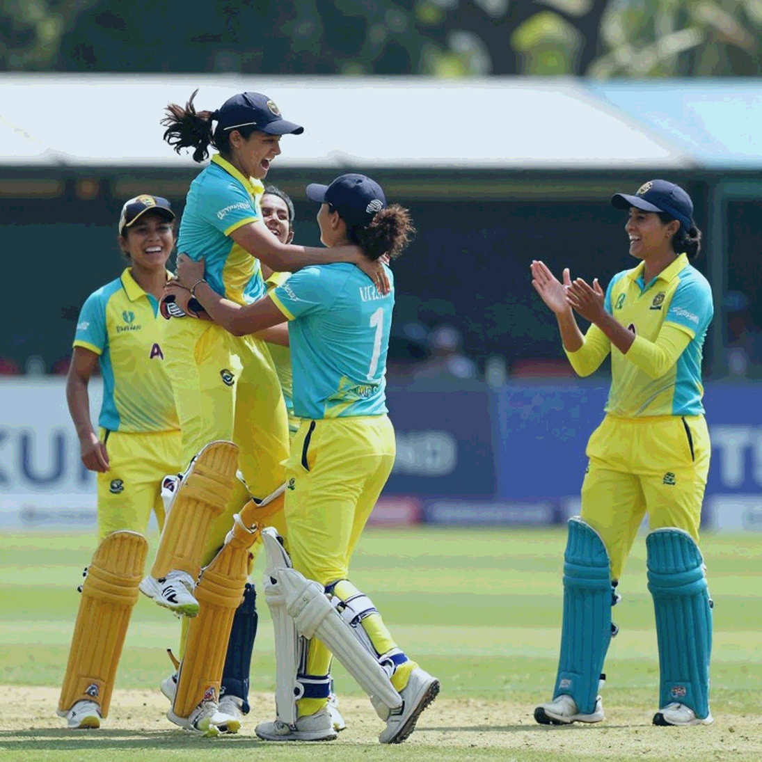৩৫১ রান, চার ওভারের ঘাটতি: ভারত-ওয়েস্ট ইন্ডিজ ওয়ানডের জরিমানা আসলে কোন সংকেত দিচ্ছে