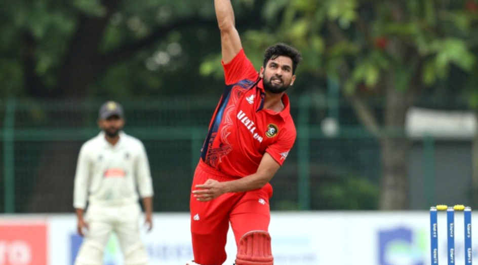 অস্ট্রেলিয়া সফরে ইংল্যান্ডের দল: চার পেসারের বিরতি আর এক কিশোরের অভিষেকের আড়ালে লুকানো হিসাব অস্ট্রেলিয়া সফরে ইংল্যান্ডের দল: চার পেসারের বিরতি আর এক কিশোরের অভিষেকের আড়ালে লুকানো হিসাব